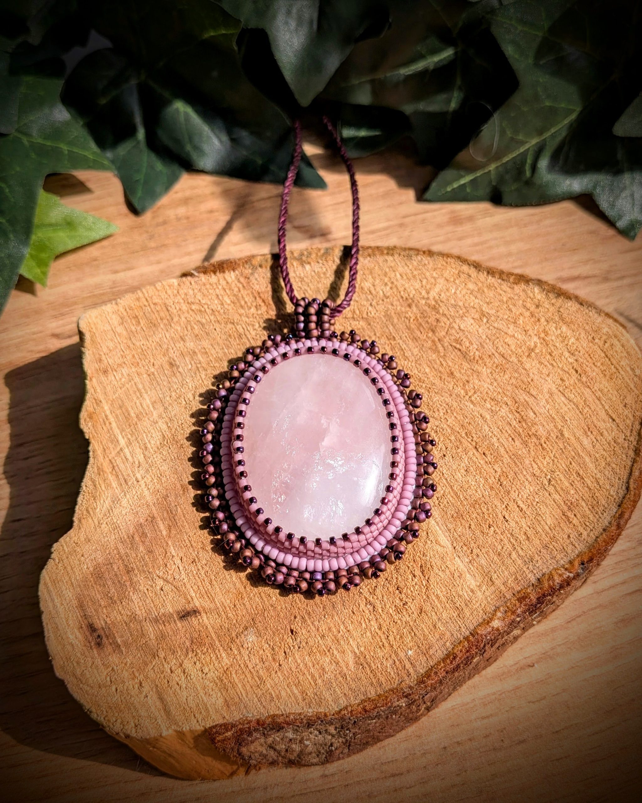 Collier brodé en Quartz Rose