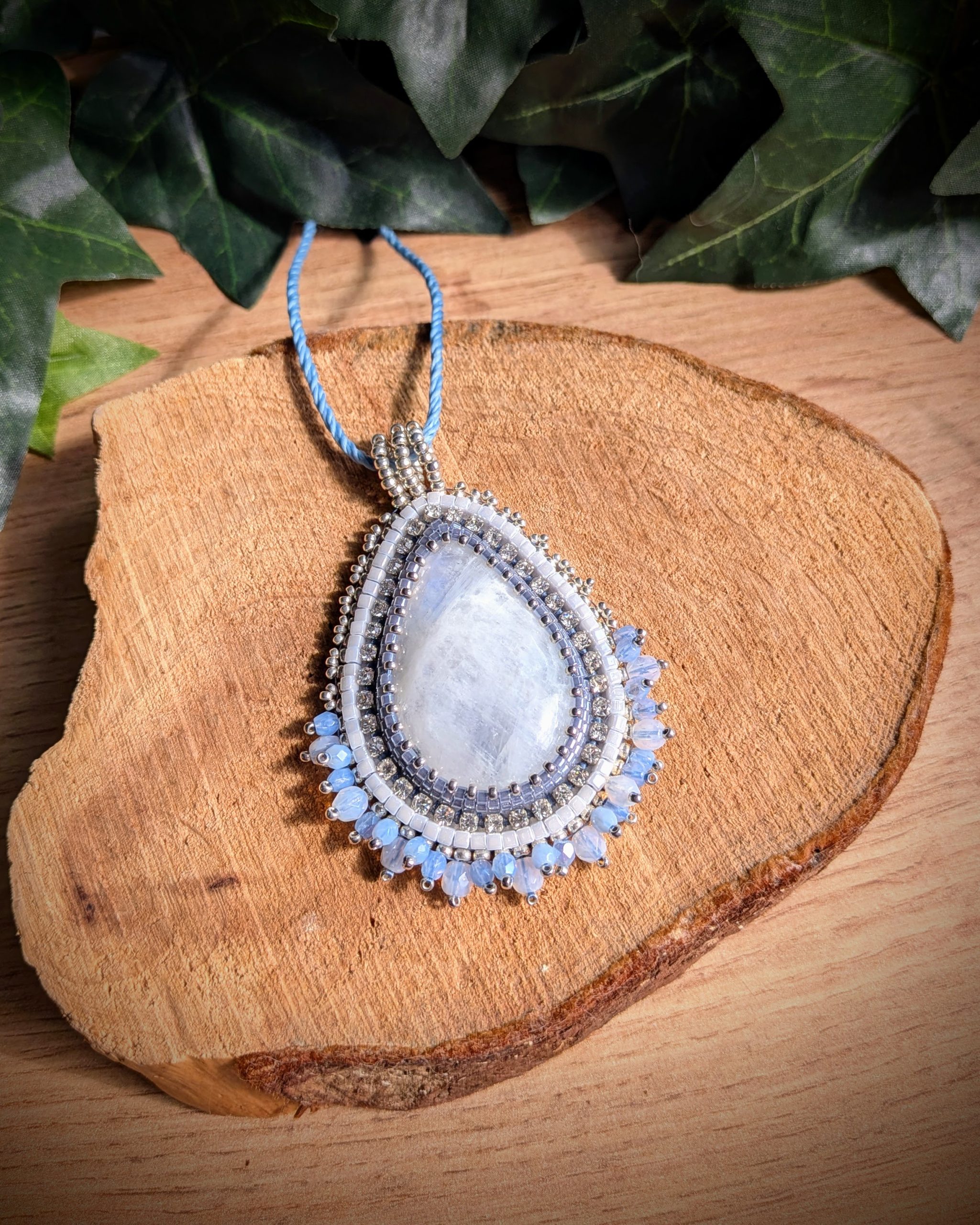 Collier brodé en Péristérite